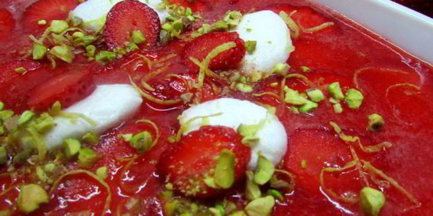 клубнично-лимонный холодный суп с нежными клецками