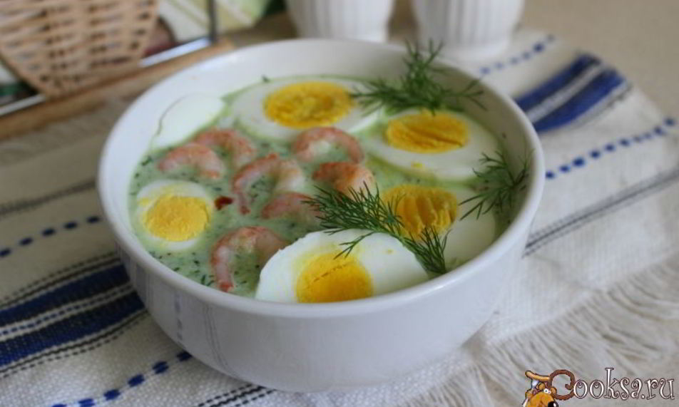 Рецепт летнего холодного супа с креветками и яйцом