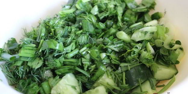 летний холодный суп с креветками и яйцом