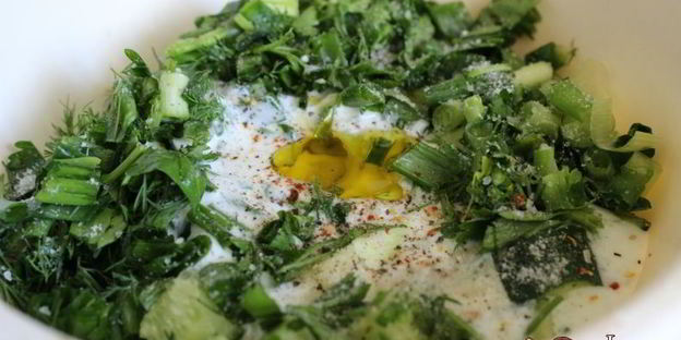 летний холодный суп с креветками и яйцом