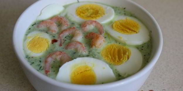 летний холодный суп с креветками и яйцом