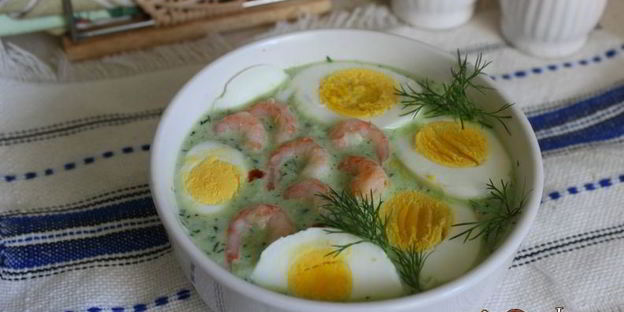 летний холодный суп с креветками и яйцом