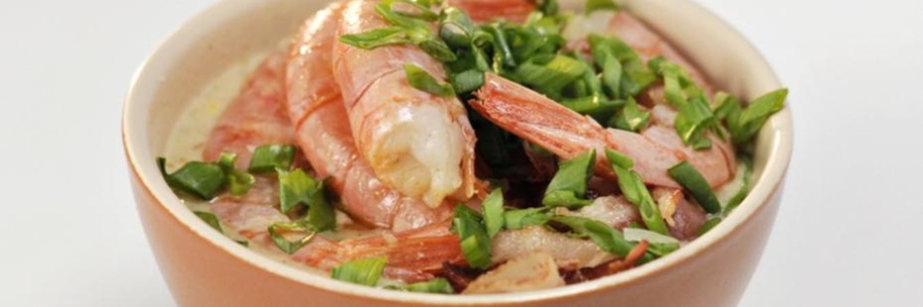 Кукурузный суп с беконом и креветками