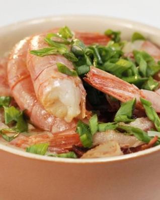 Кукурузный суп с беконом и креветками