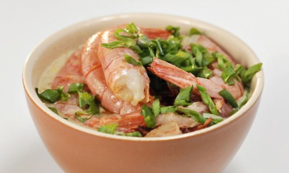 Рецепт кукурузного супа с беконом и креветками