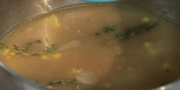 кукурузный суп с беконом и креветками