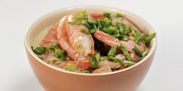 кукурузный суп с беконом и креветками