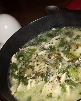 Куриный суп со шпинатом, щавелем и зеленью