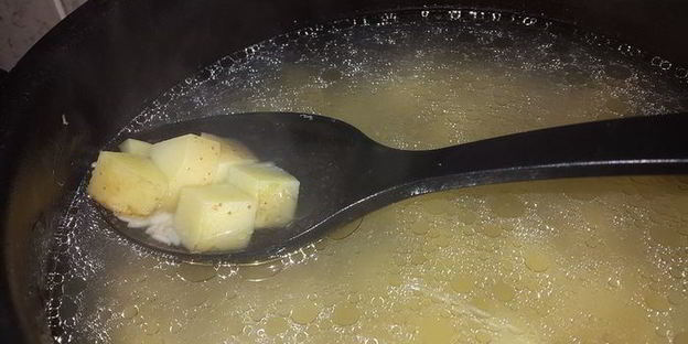 куриный суп со шпинатом, щавелем и зеленью