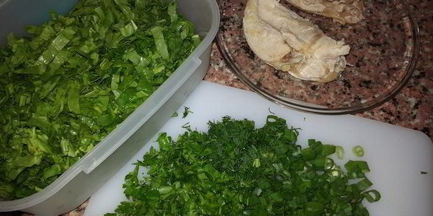 куриный суп со шпинатом, щавелем и зеленью