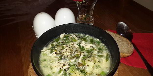 куриный суп со шпинатом, щавелем и зеленью