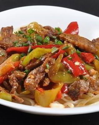 Лагман — лапша со свининой и овощами