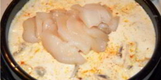 молочный суп с пастой и морскими гребешками