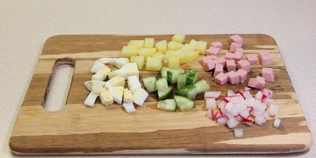 классическая окрошка на квасе с колбасой