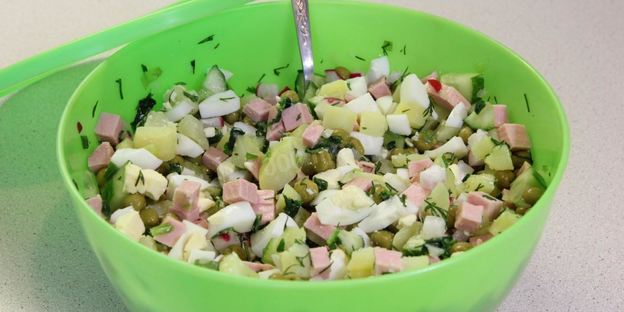 классическая окрошка на квасе с колбасой