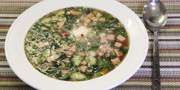 классическая окрошка на квасе с колбасой