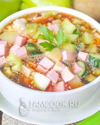 Окрошка на квасе с колбасой и болгарским перцем