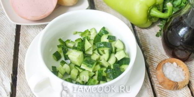 окрошка на квасе с колбасой и болгарским перцем