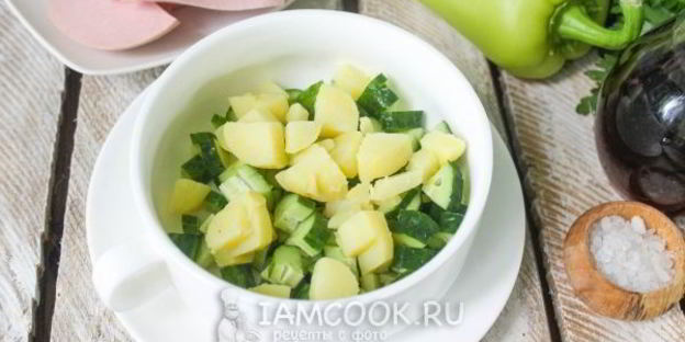 окрошка на квасе с колбасой и болгарским перцем