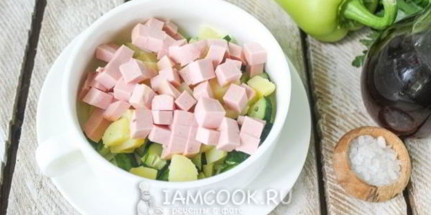 окрошка на квасе с колбасой и болгарским перцем