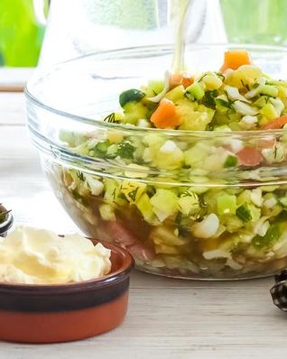 Окрошка на квасе с малосольной семгой