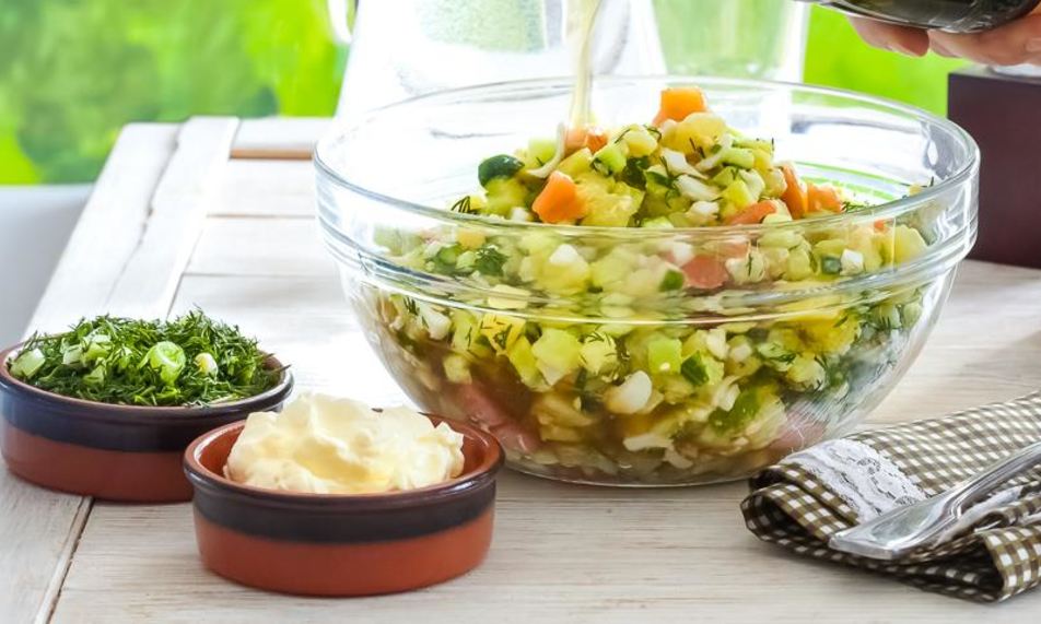 Рецепт окрошки на квасе с малосольной семгой