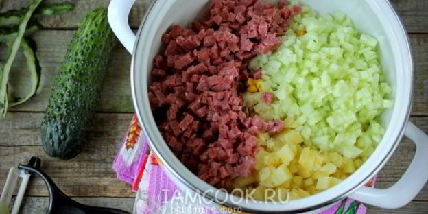 окрошка на воде с сервелатом