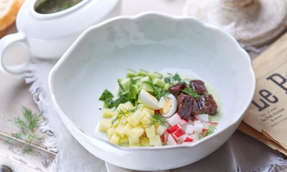 Рецепт окрошки с глазированными щечками