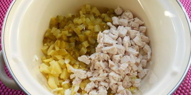 окрошка с курицей и маринованными огурцами