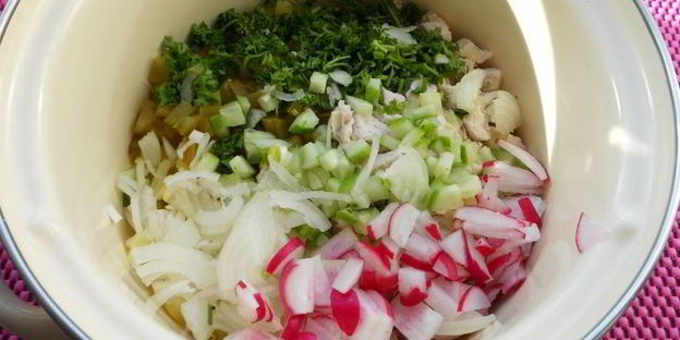 окрошка с курицей и маринованными огурцами