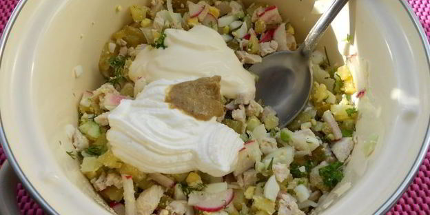 окрошка с курицей и маринованными огурцами