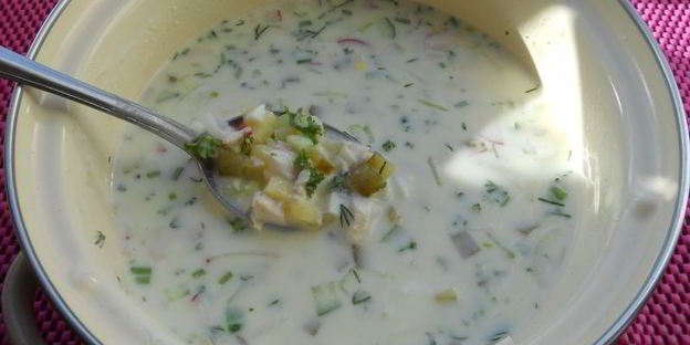 окрошка с курицей и маринованными огурцами