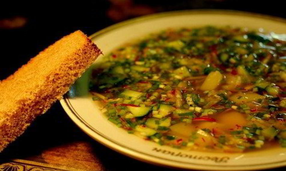 Рецепт окрошки с ревенем, морковью и редисом