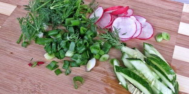 окрошка с салями на йогурте