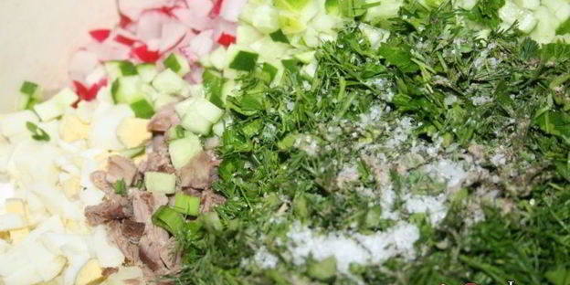 весенняя окрошка с отварной говядиной на кефире и минералке