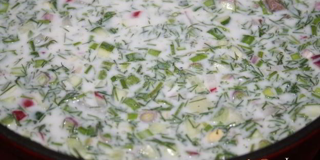 весенняя окрошка с отварной говядиной на кефире и минералке