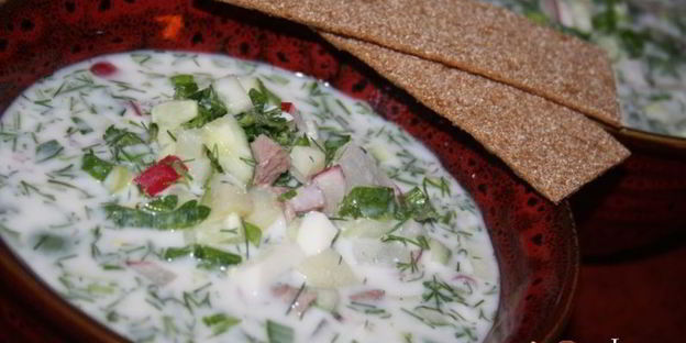 весенняя окрошка с отварной говядиной на кефире и минералке