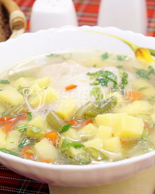 Куриный суп с овощами и фасолью