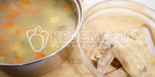 куриный суп с овощами и фасолью