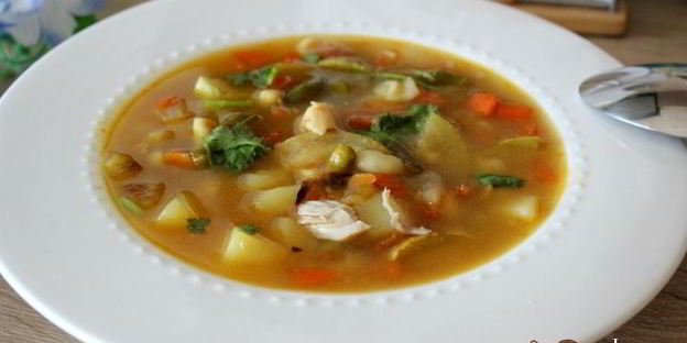 куриный суп с овощами и мелкой пастой