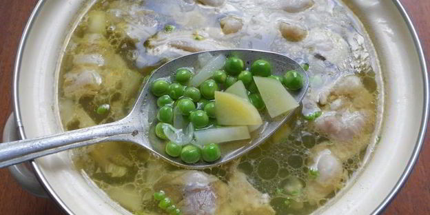 куриный суп со свежими овощами, вермишелью и зеленым горошком