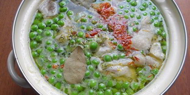 куриный суп со свежими овощами, вермишелью и зеленым горошком