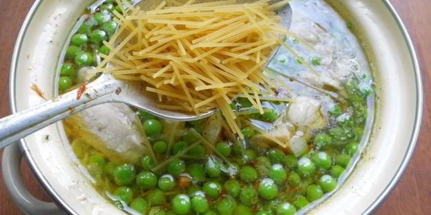 куриный суп со свежими овощами, вермишелью и зеленым горошком