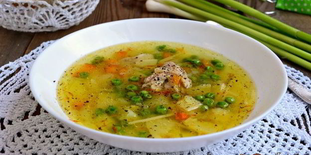 куриный суп со свежими овощами, вермишелью и зеленым горошком