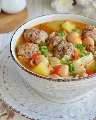 Наваристый суп с фрикадельками и овощами