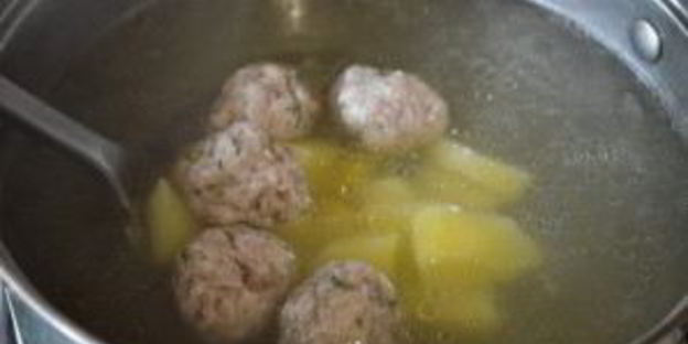 наваристый суп с фрикадельками и овощами