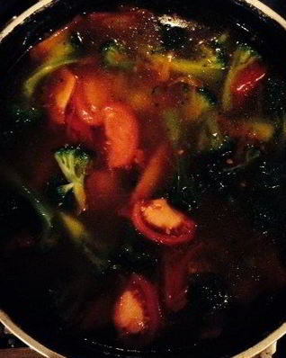 Овощной суп с курицей, брокколи и помидорами