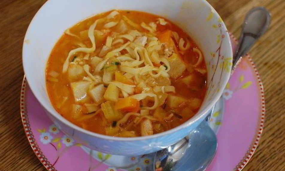 Рецепт овощного супа с курицей и яичной лапшой