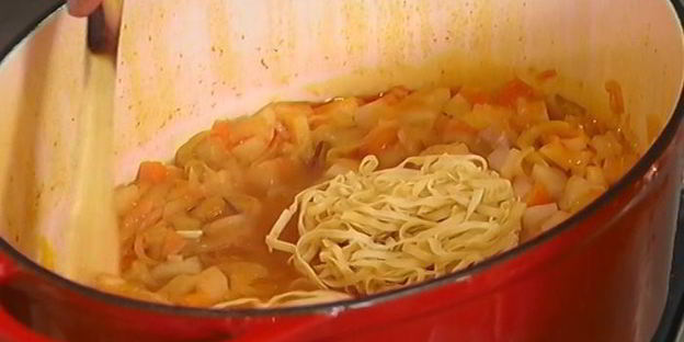 овощной суп с курицей и яичной лапшой