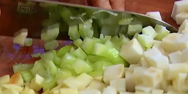 овощной суп с курицей и яичной лапшой